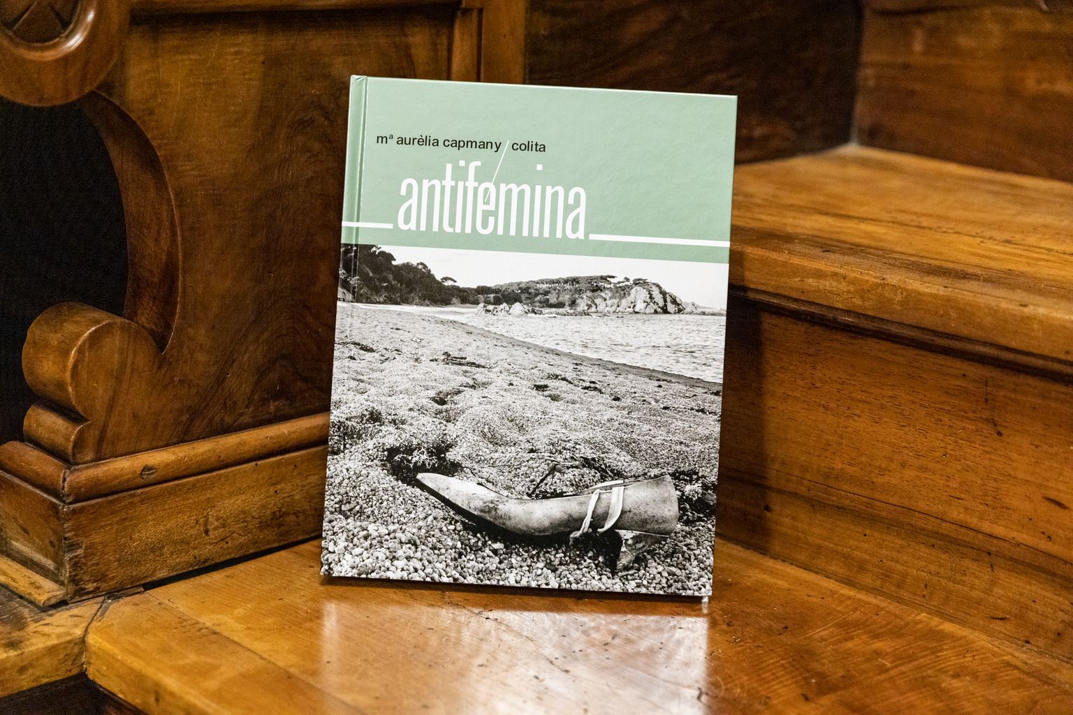 Exemplar del llibre 'Antifémina' de Maria Aurèlia Capmany i Colita
