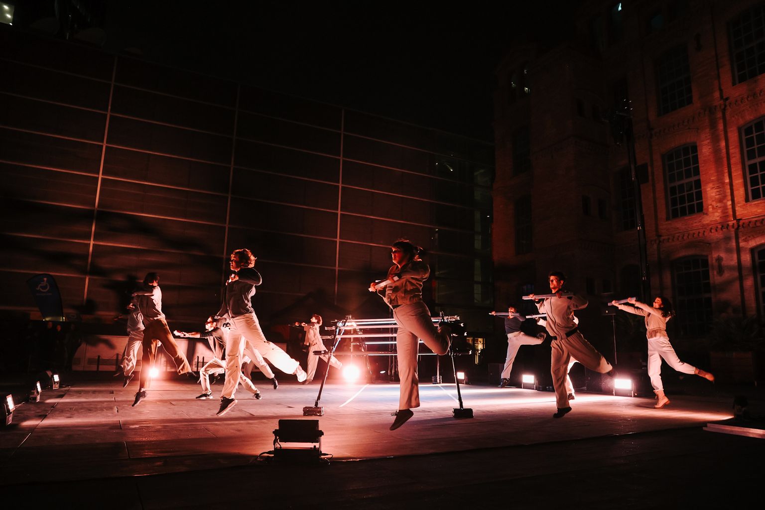 Instal·lació artística '(De)construct', de Plattform Association, al Festival Llum BCN 2025.