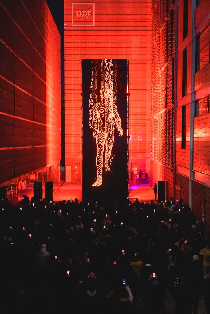 Instalación ‘Monolith’, del artista SpY, en el pasaje de Mediapro, con una figura caminando