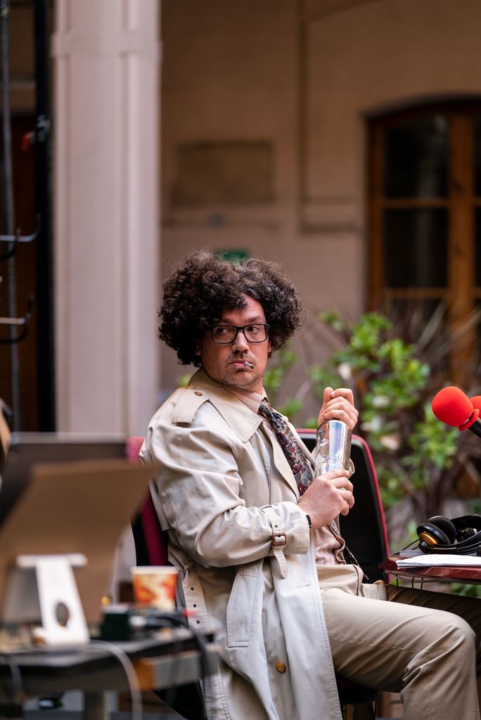 Un dels actors de la Companyia La Calòrica durant un moment de la performance "Arbres, vodka i naus voladores" amb motiu de la Biennal de pensament