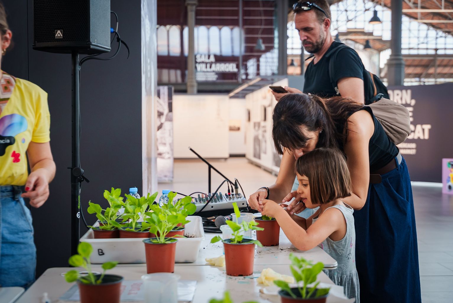 Una dona i una nena participant en el taller “Cuidem el planeta” el dia de la Festa de la Ciència