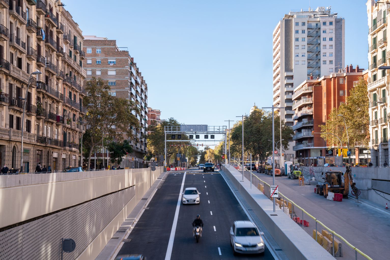 Vehicles entrant al nou túnel de Glòries des de la Gran Via de les Corts Catalanes en sentit Besòs. El túnel té 3 carrils, un d'ells reservat per bus i taxi