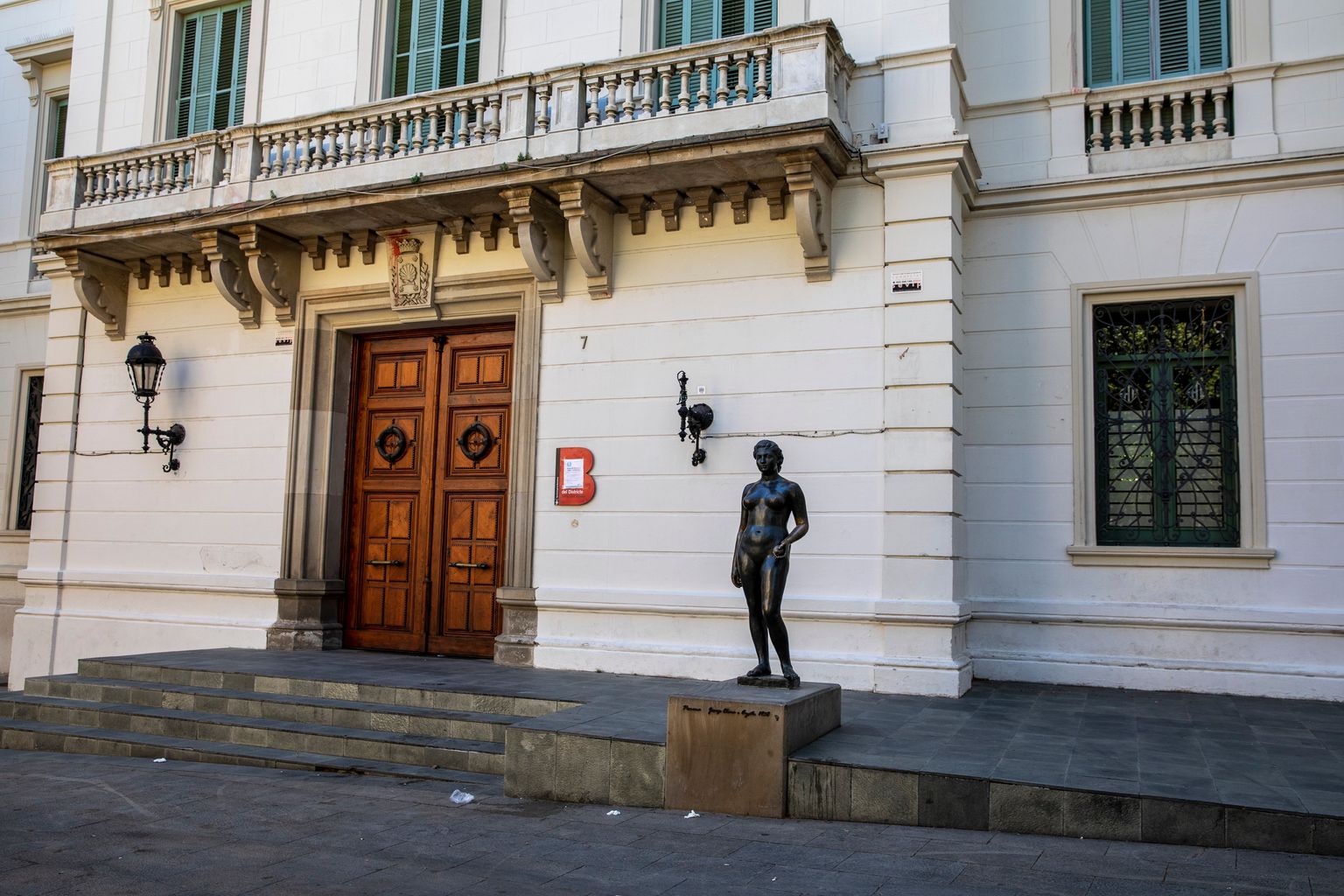 Plaça del Consell de la Vila amb la seu de districte tancada. Districte de Sarrià - Sant Gervasi. Barri de Sarrià.