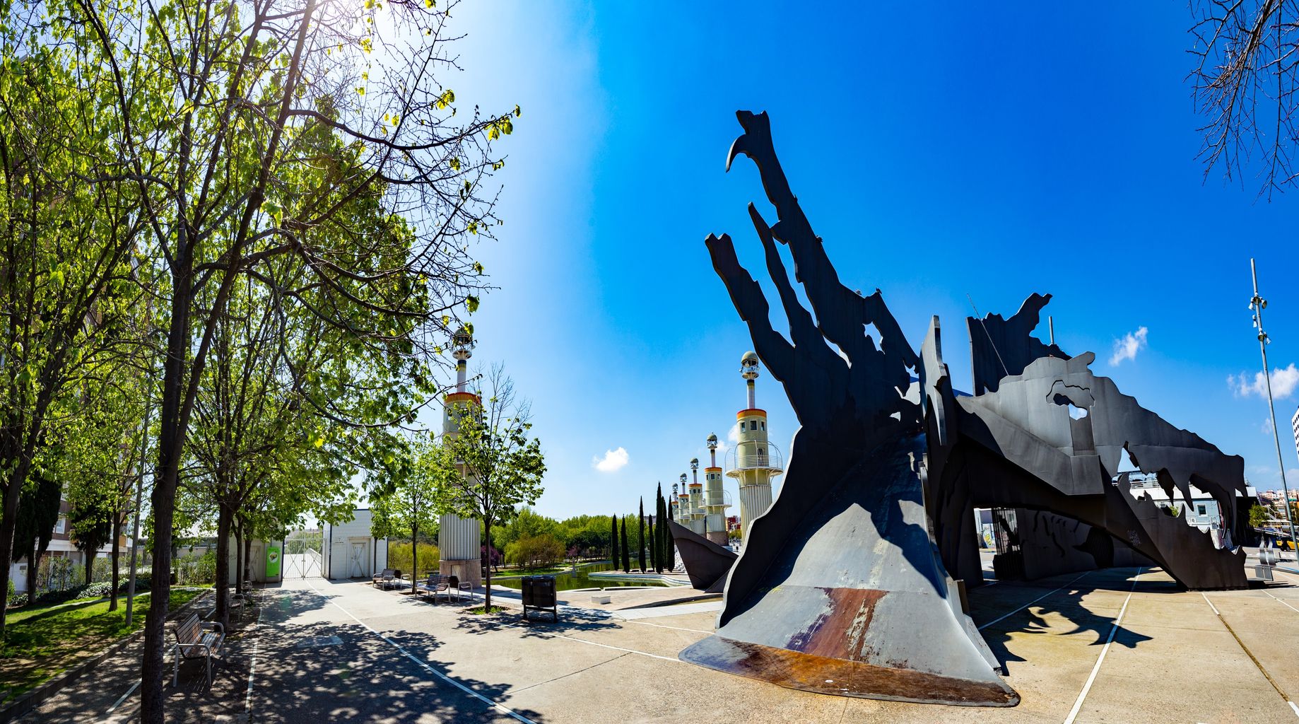 Escultura El Drac, d’Andrés Nagel, al parc de l’Espanya Industrial. Districte de Sants-Montjuïc. Barri de Sants.