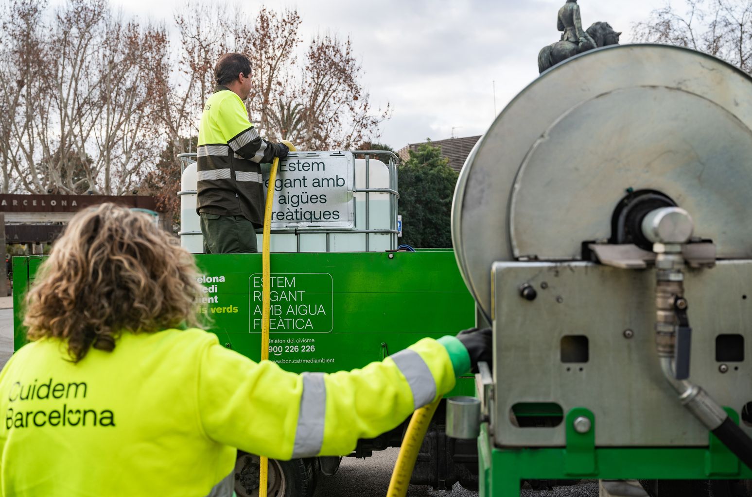 Unos trabajadores del Servicio de Limpieza y del Servicio de Espacios Verdes rellenan los bidones para el riego con el agua freática almacenada en un camión del servicio de limpieza.