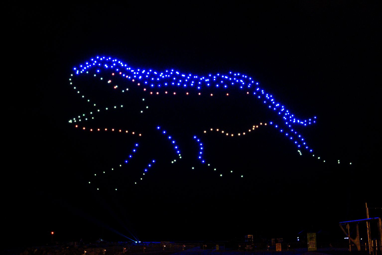 Espectáculo de drones trazando la figura del dragón de Gaudí por las Fiestas de La Mercè 2024