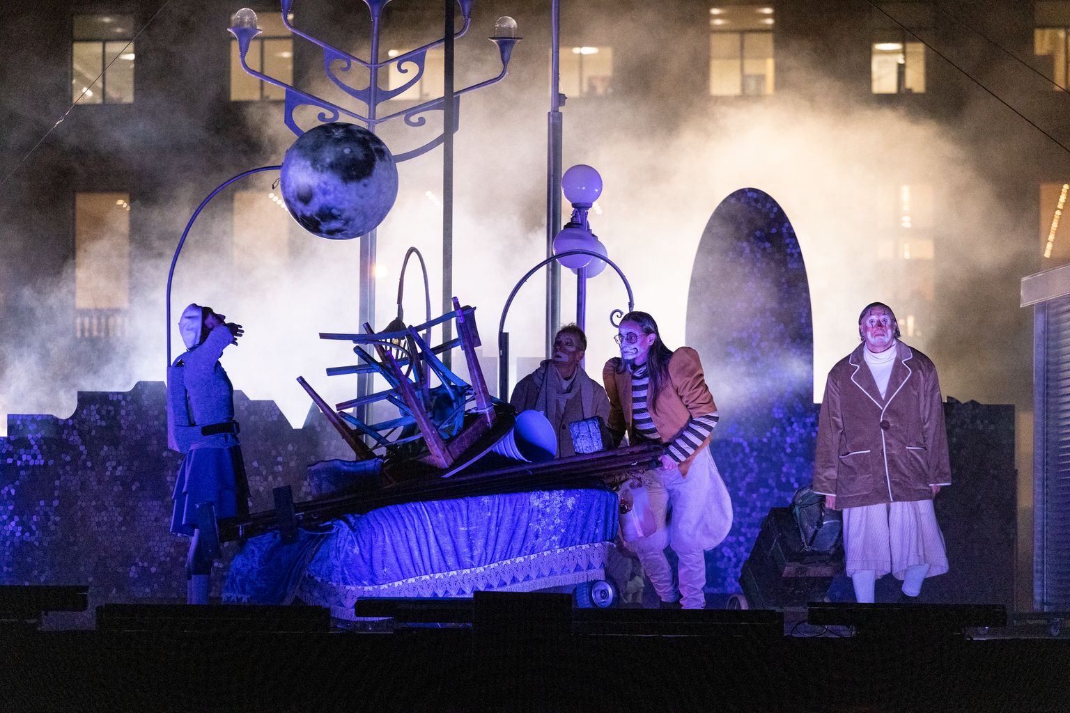 Momento del espectáculo de circo y música 'Ombrana' de la compañía Ponten Pie previo al encendido de luces de Navidad en la plaza de Catalunya