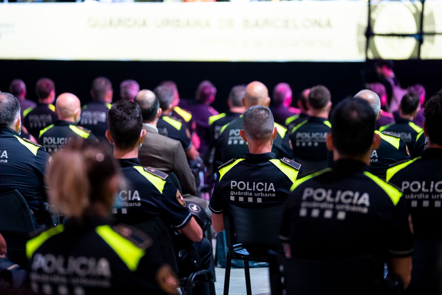 Agents de la Guàrdia Urbana seguint l'acte de lliurament de les Medalles al Mèrit de la Guàrdia Urbana 2021