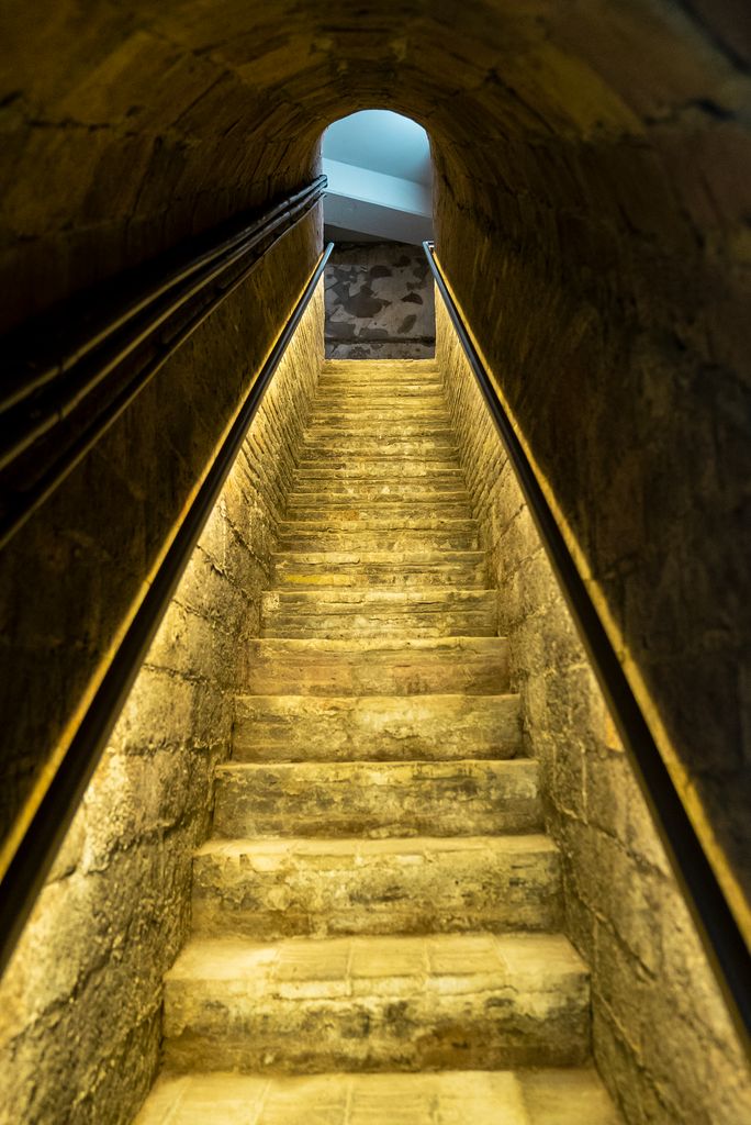Escaleras de salida del túnel del refugio antiaéreo de la Torre de la Sagrera