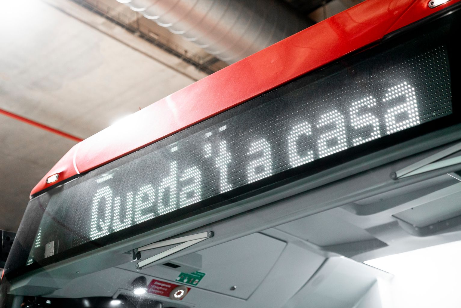 Voluntaris TMB. Rètol de davant de l’autobús on es pot llegir “Queda’t a casa”