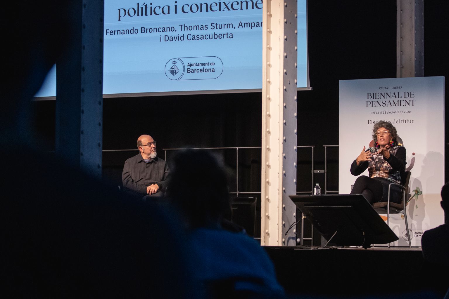 Taula rodona "La ciència al rescat de la democràcia: política i coneixement" a la Fabra i Coats. Intervenció d'Amparo Lasén. Al seu costat, David Casacuberta