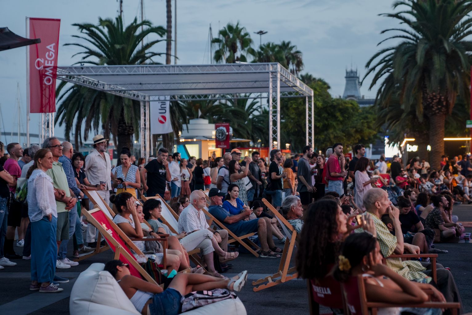 Públic assistent a un concert en el marc de la Regata Cultural a la Race Village de la Copa Amèrica