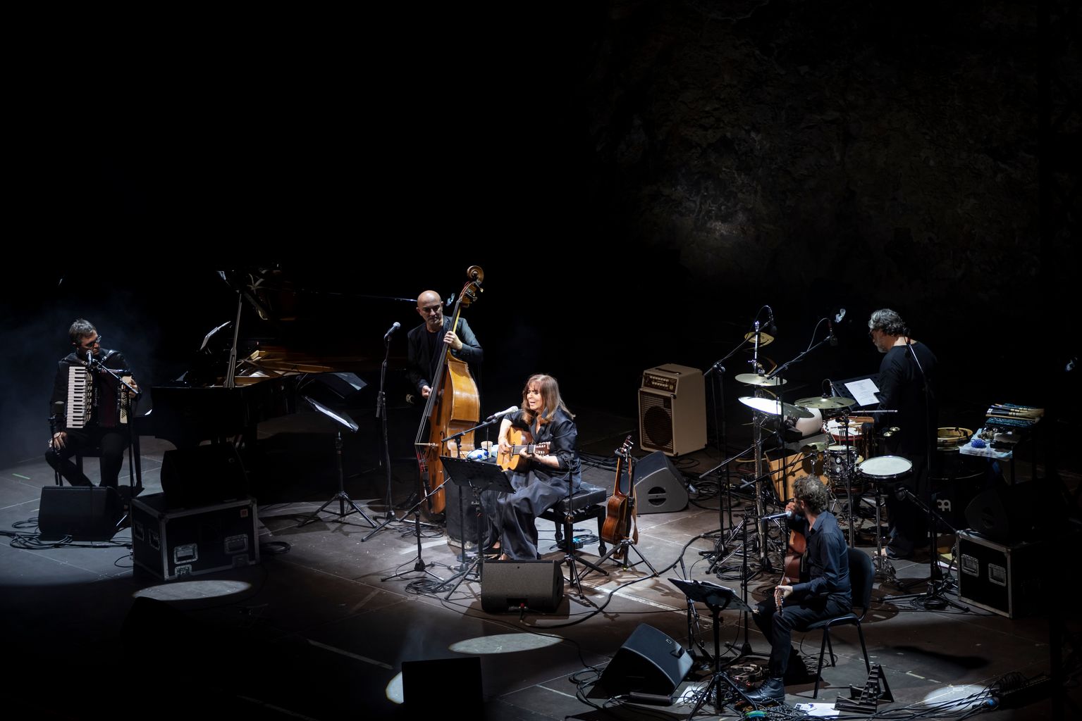 Moment del concert de la Maria del Mar Bonet tocant la guitarra al Teatre Grec dins de la programació de La Mercè és música amb motiu de la Mercè 2020 
