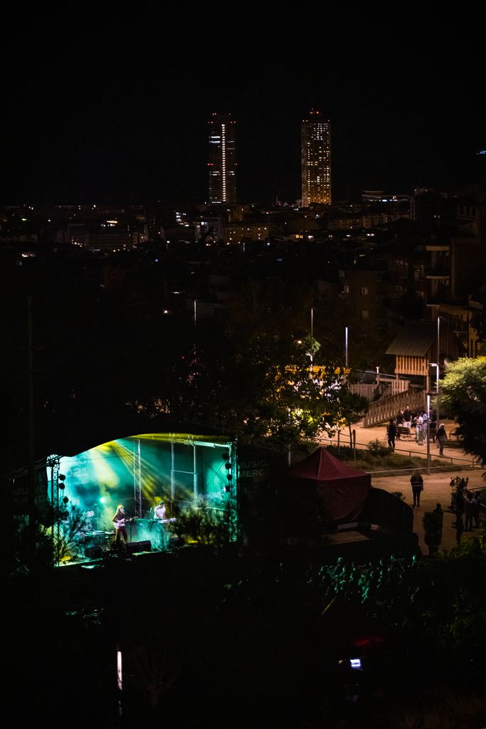 Vista sobre l'escenari dels Jardins del Doctor Pla i Armengol en el marc de "La Mercè és Música" durant l'actuació de Núria Graham