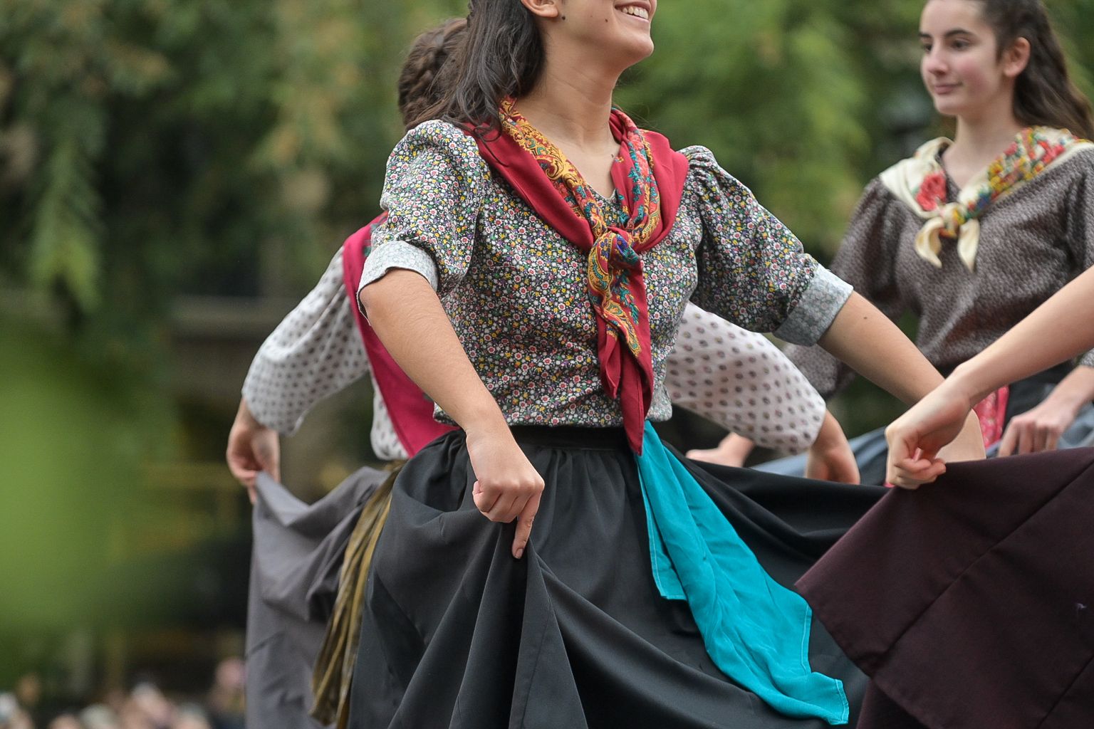 Una dansaire se subjecta la faldilla mentre balla a les Festes de Santa Eulàlia 2025