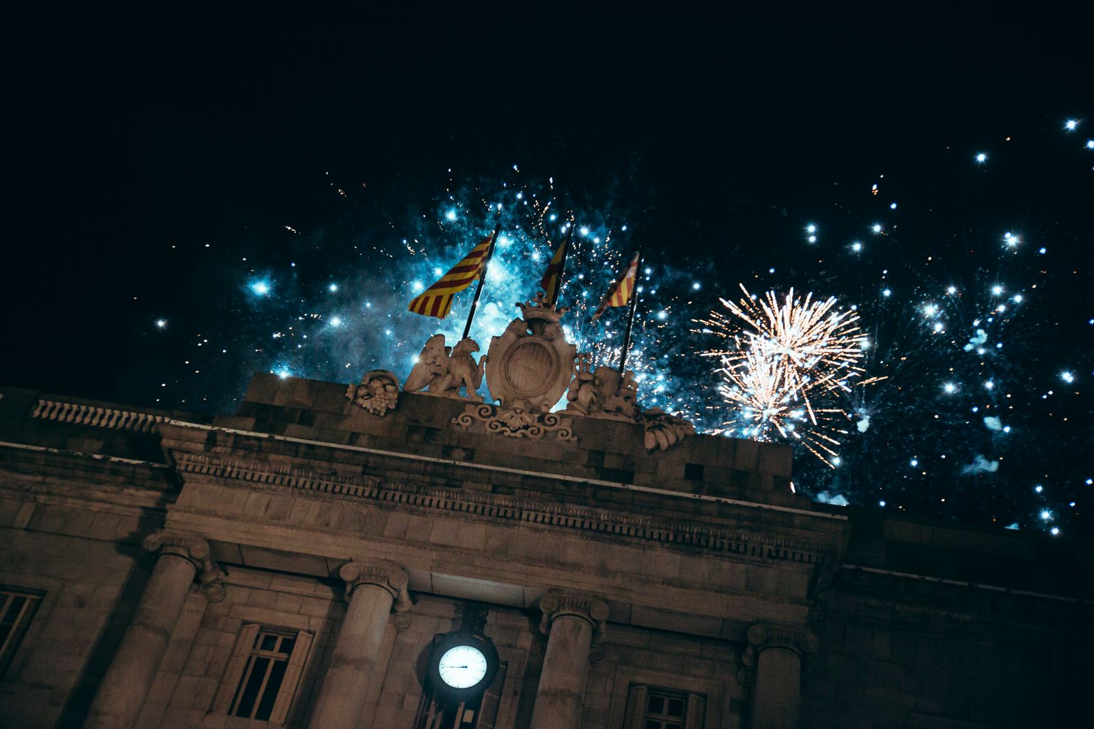 Castell de focs finals de les festes de Santa Eulàlia a la plaça de Sant Jaume a sobre de l'Ajuntament