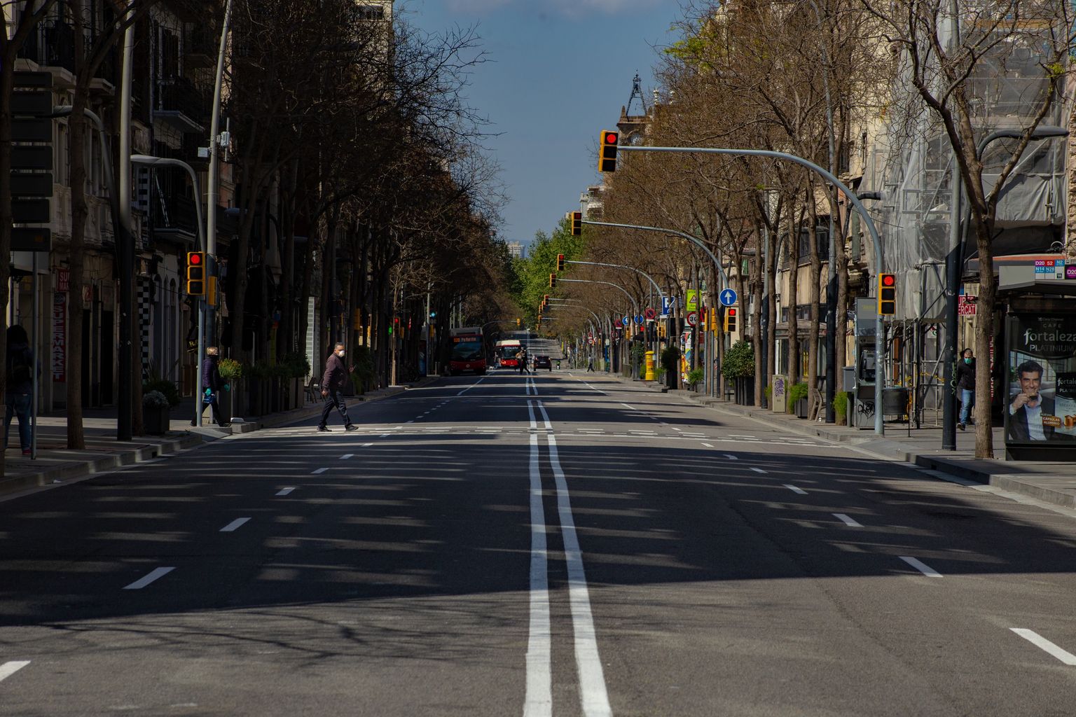 Carrer de la Creu Coberta amb poc moviment de vehicles i persones. Districte de Sants-Montjuïc. Barri d’Hostafrancs. 