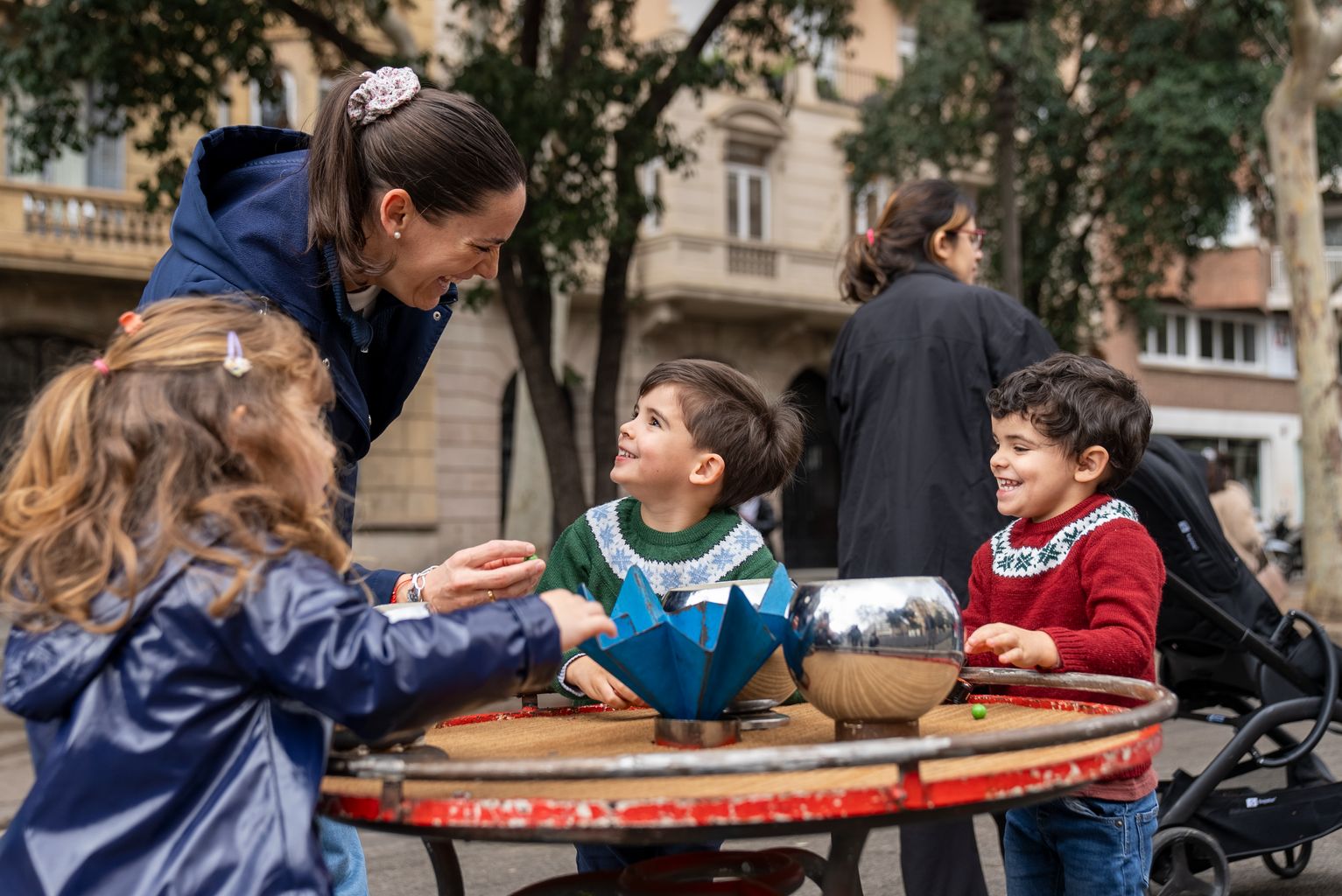 Infants jugant amb els jocs infantils a la festa ciutadana del TRAM