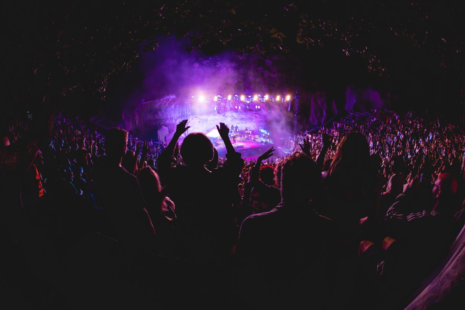 Escenari i públic assistent al concert 'Alain Pérez y La Orquesta: Siempre hay un Au Tour', dins de "La Mercè és música" al Teatre Grec