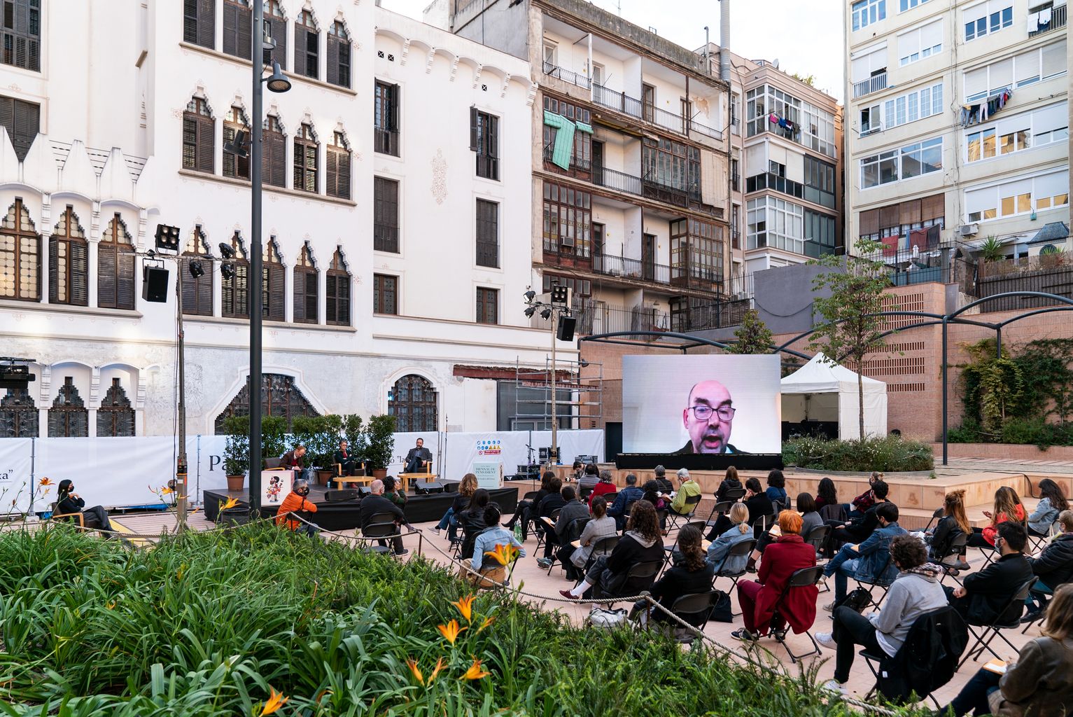 Vista dels jardins d'Agustí Centelles durant la intervenció remota del Santiago Rico a la taula rodona "Contra l'eclipsi de la fraternitat: un esforç més, ciutadans!" de la Biennal de pensament 2020