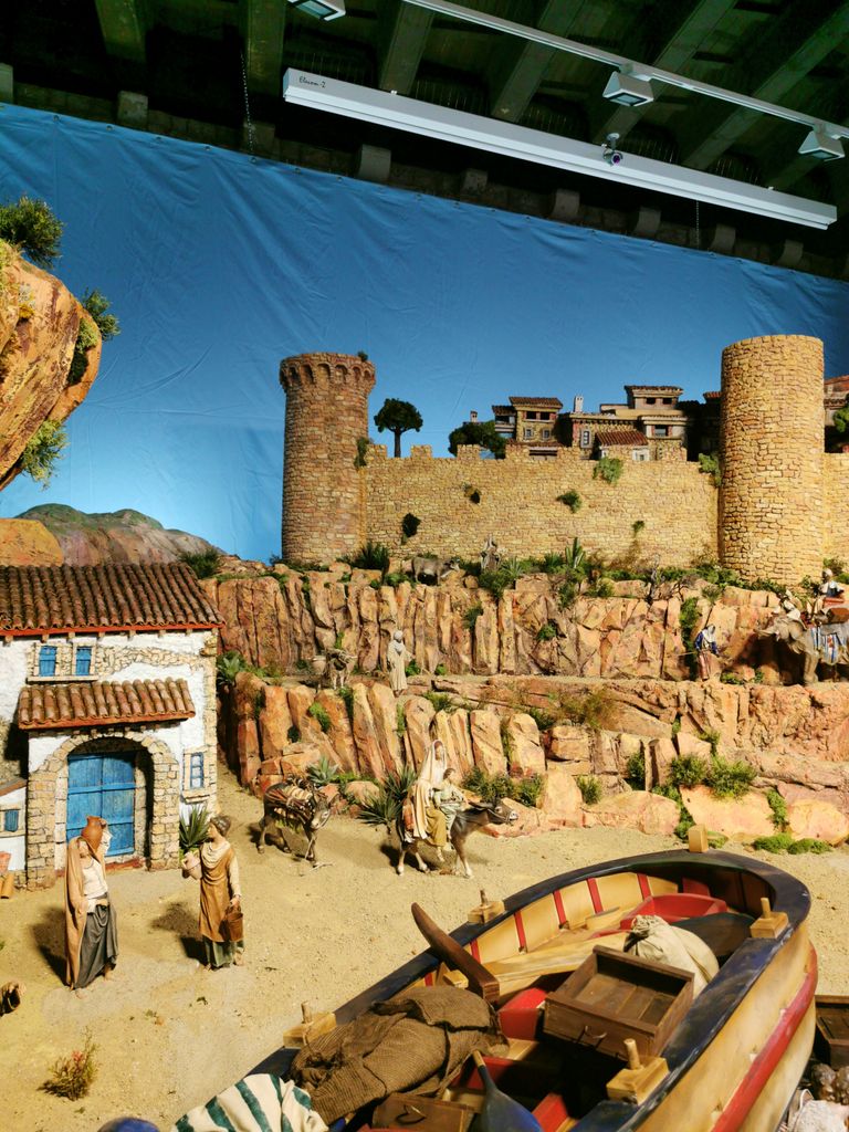 Detall de les escenes costumistes d’un poble mariner amb un dels Reis d’Orient arribant muntat en un elefant del pessebre tradicional d’inspiració marinera del pati de la Fundació Marès