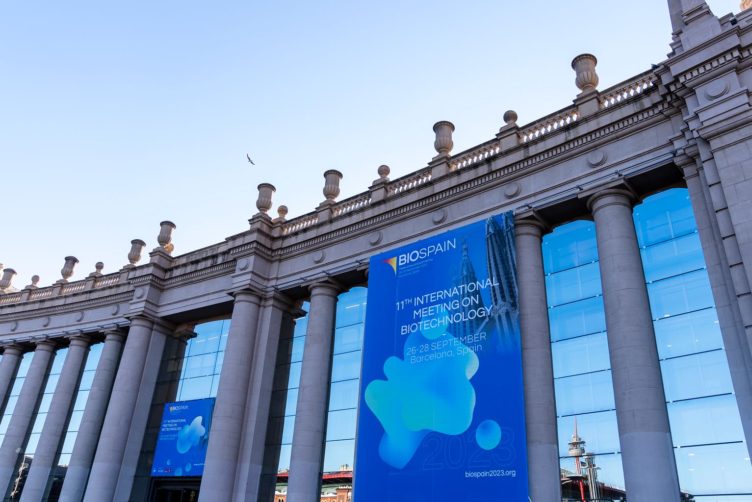 Façana de l’edifici de Fira de Barcelona amb la gràfica de l’onzena Trobada Internacional de Biotecnologia.