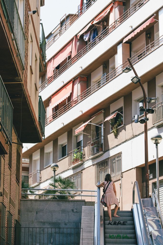 Escales mecàniques a la Trinitat Vella per salvar la diferència d’alçada entre dos carrers amb una dona pujant