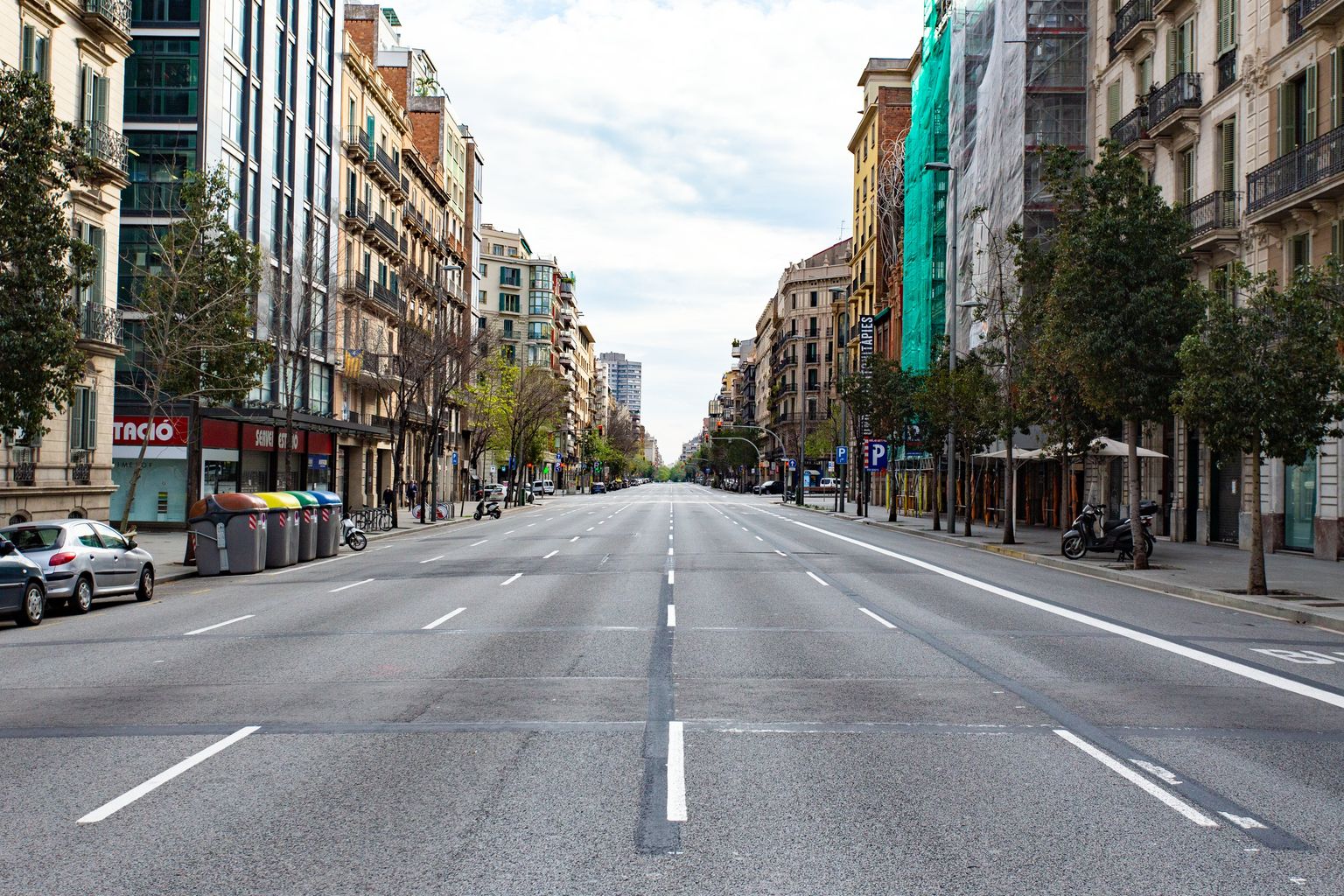 Carrer d’Aragó cruïlla amb passeig de Gràcia, costat Besòs. Districte de l’Eixample. Barri de la Dreta de l’Eixample.