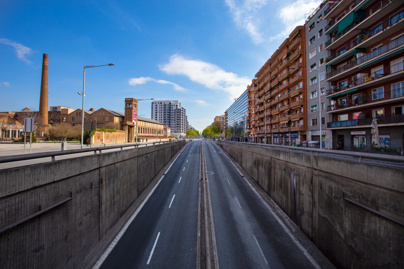 Gran Via de les Corts Catalanes a l’altura de l’EMAV. Districte de Sants-Montjuïc. Barri de la Bordeta.