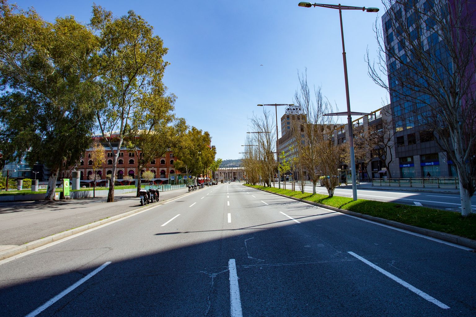 Carrer de Tarragona amb la plaça d’Espanya al fons amb l’Hotel Catalonia Plaza i el centre comercial Les Arenes. Districte de Sants-Montjuïc (Hostafrancs) i de l’Eixample (Nova Esquerra de l’Eixample).