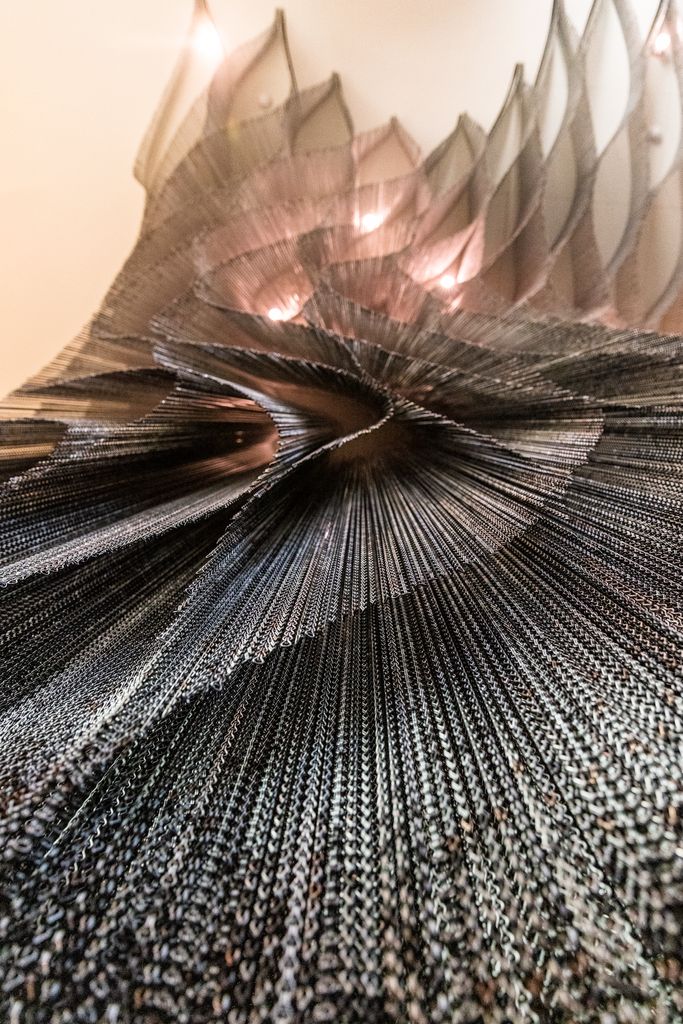 Decoración de una pared en la Casa Batlló hecha con cadenas que crean formas de la arquitectura de Gaudí