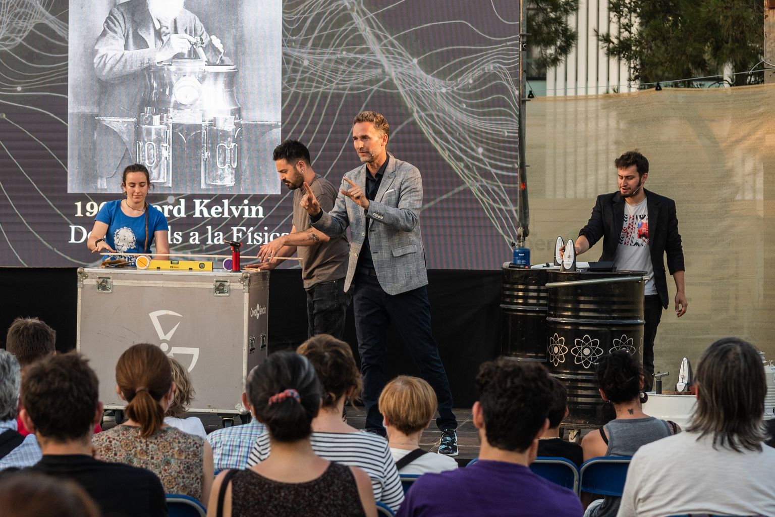 Moment de l’activitat “Quàntica”, a càrrec de Dani Jiménez, CreaCiència i el mag Ramó, Premi Nacional de Màgia 2019 durant la Festa de la Ciència al Gasòmetre A l’escenari, dos ajudants preparen un experiment