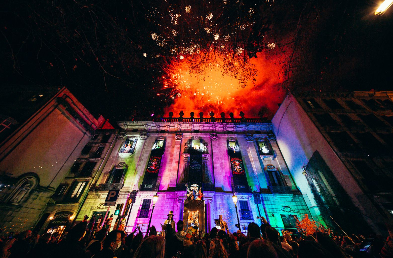 Castillo de fuegos artificiales en el Palau de la Virreina de clausura de la Naranjada de Carnaval