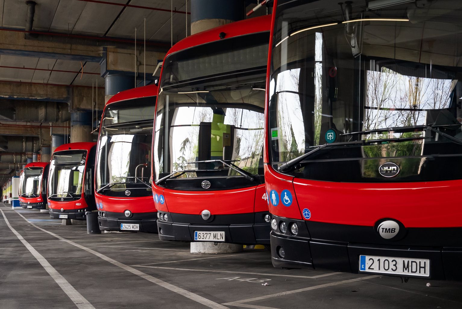 Diversos autobusos aparcats a la cotxera d’autobusos del Triangle Ferroviari