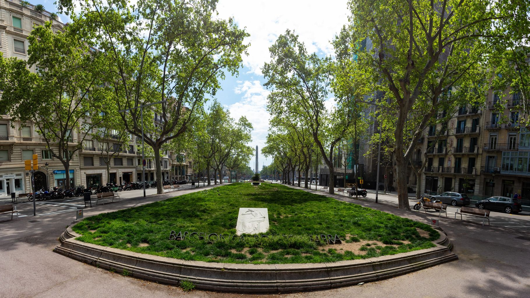 Jardinets de Gràcia i al fons la plaça del Cinc d’Oros. Districte de Gràcia. Barri de la Vila de Gràcia. 