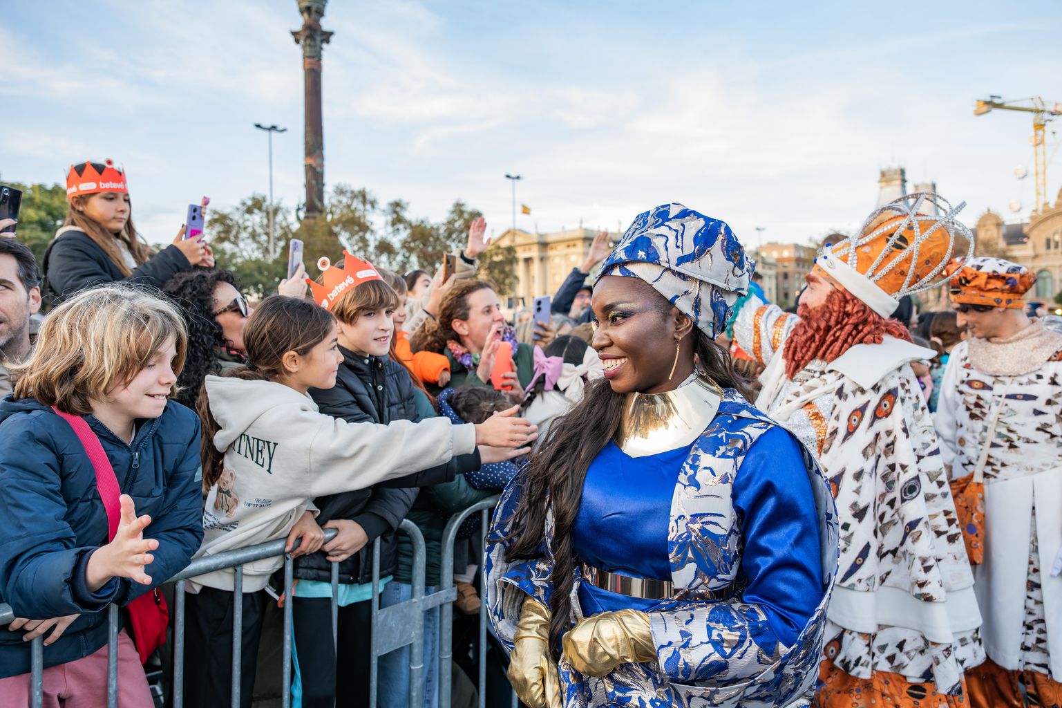 El rei Gaspar saluda els infants que han vingut a rebre els Reis d’Orient