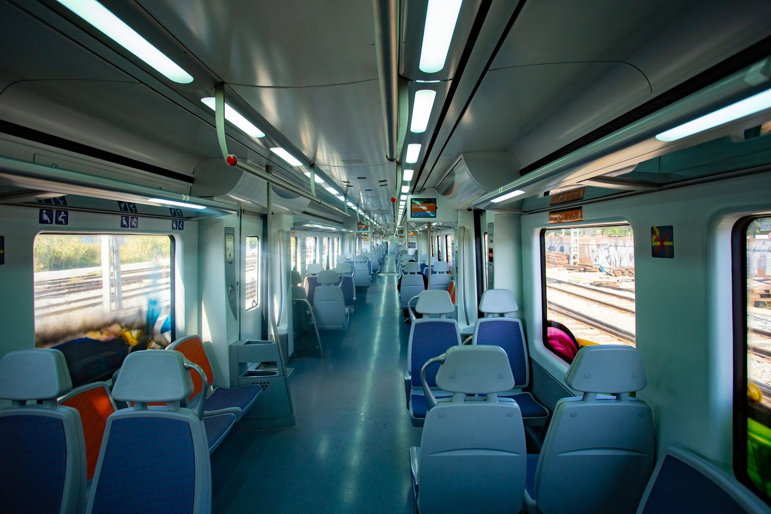 Sants Estació. Entrada d’un tren rodalies gairebé buit a l’estació. Districte de Sants-Montjuïc.