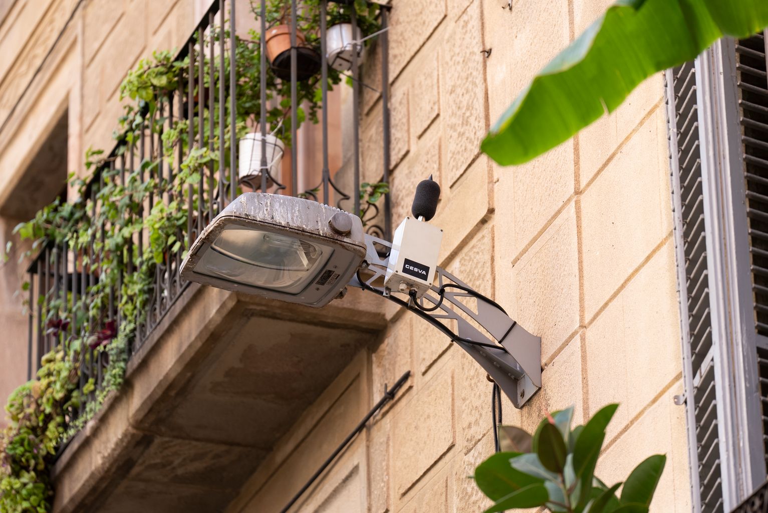 Sonòmetre adherit a un fanal del carrer de Joaquim Costa