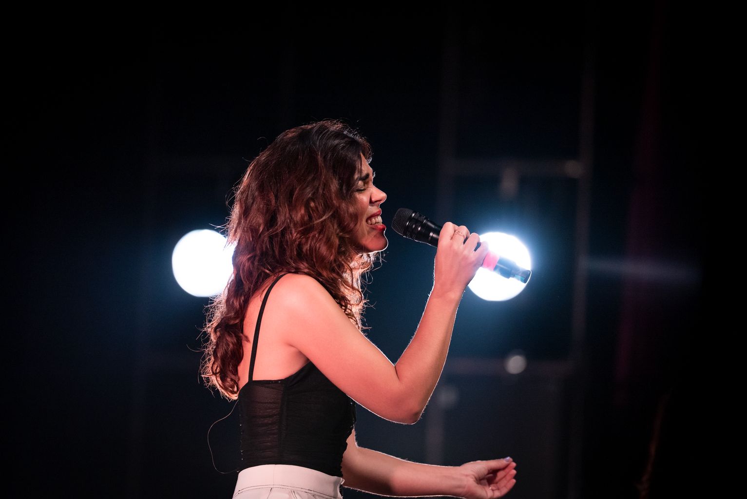 Sara Pi cantando en el concierto solidario “Amor x Amor” en el marco de La Orgullosa