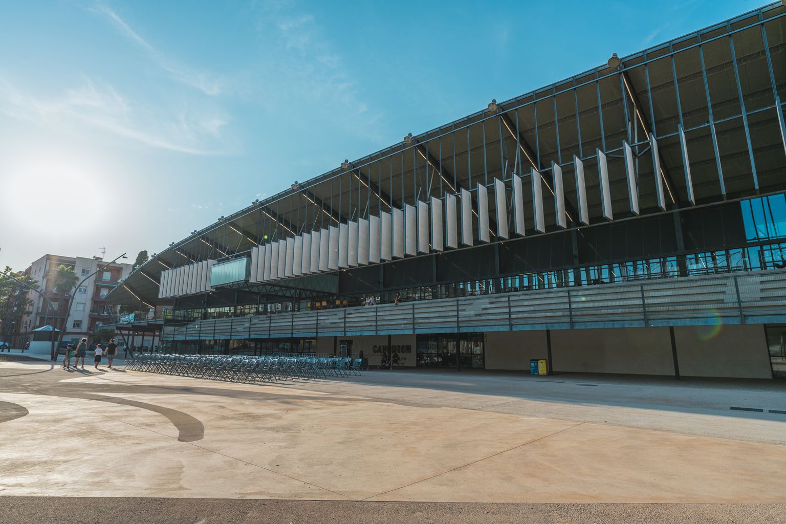 Exterior del Canòdrom - Ateneu d'Innovació Digital i Democràtica i de la plaça del Canòdrom a Sant Andreu