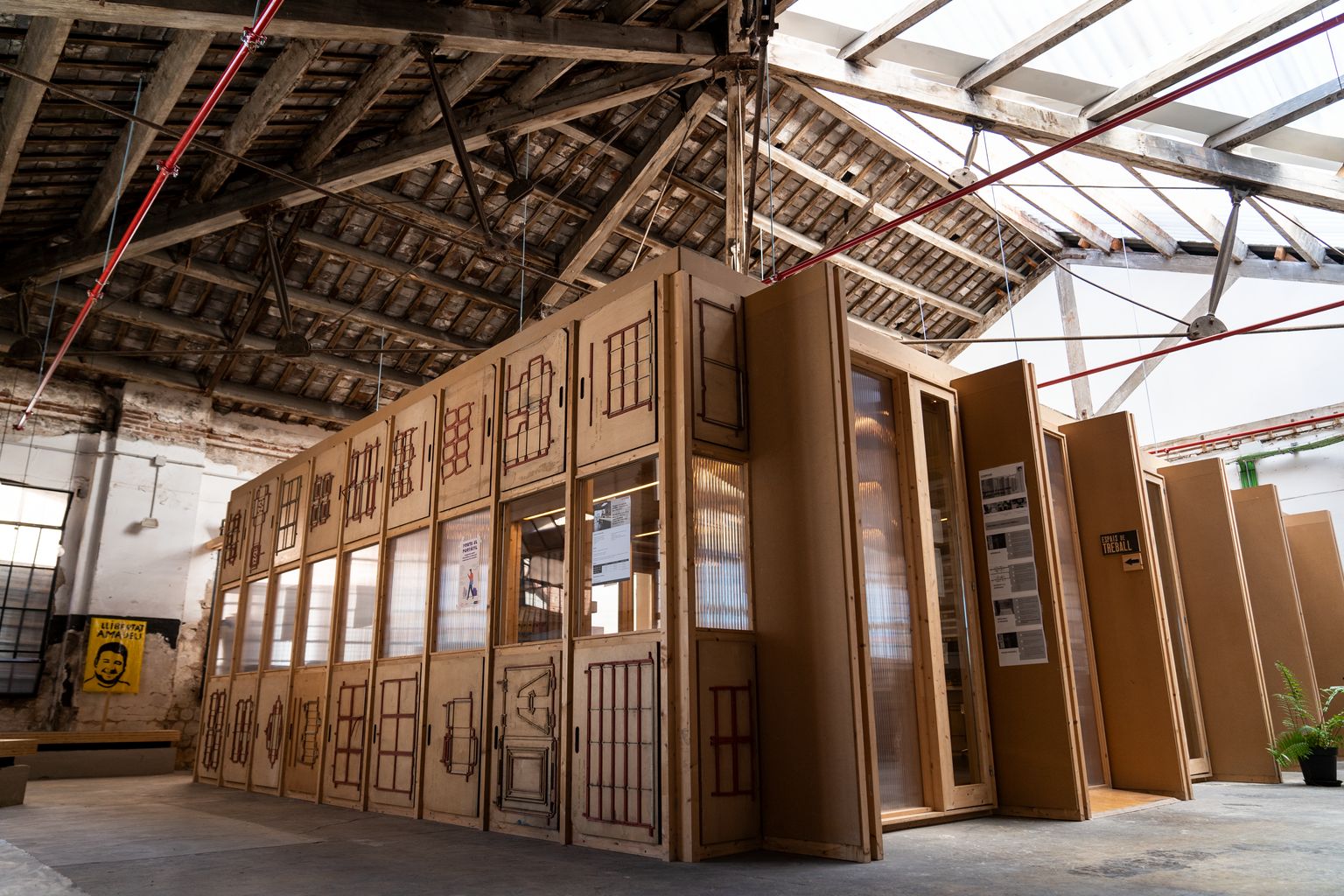 Espais interiors de Coòpolis a l'interior d'una de les naus de Can Batlló