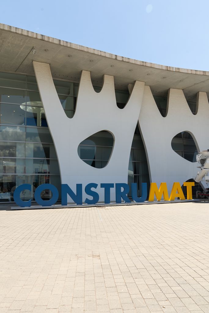 Exterior de la Fira de Barcelona de la Gran Via amb el logotip de la fira Construmat.