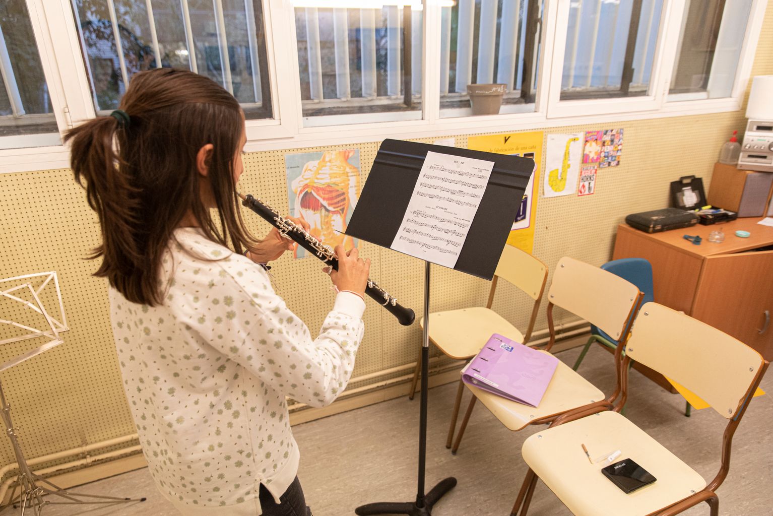 Una nena practica amb l'oboè a Escola Municipal de Música Sant Andreu