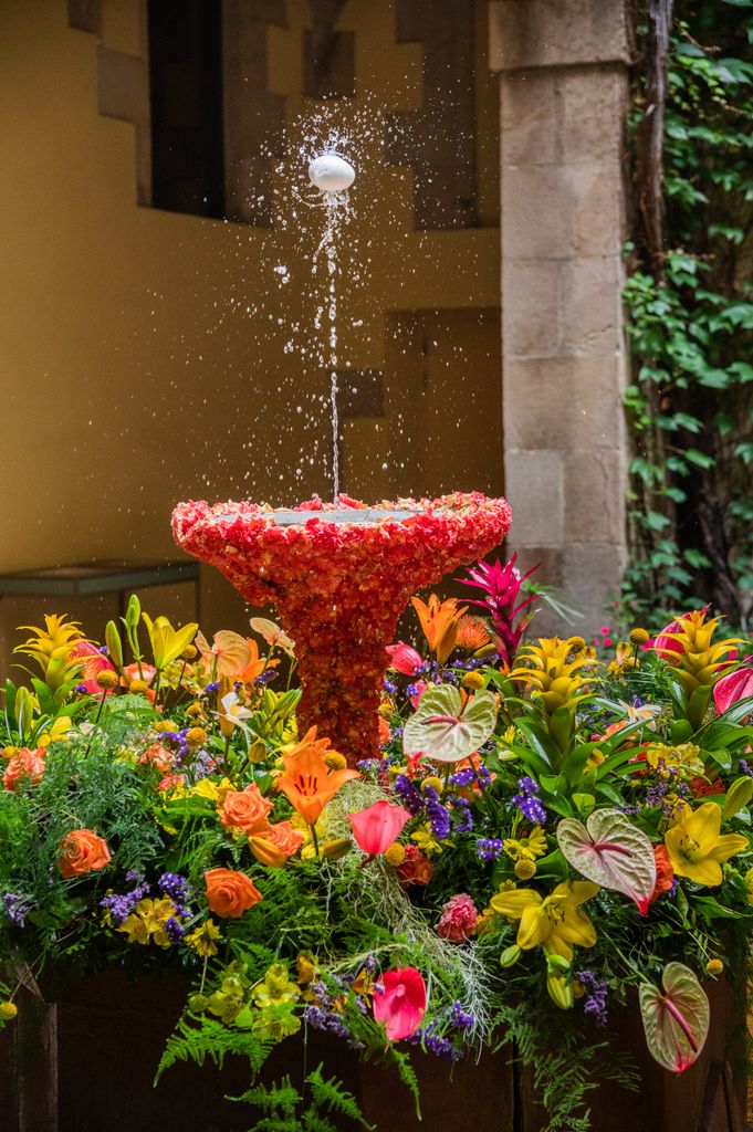 Brollador del Palau del Lloctinent decorat amb flors per a l'ou com balla amb motiu de la festa del Corpus