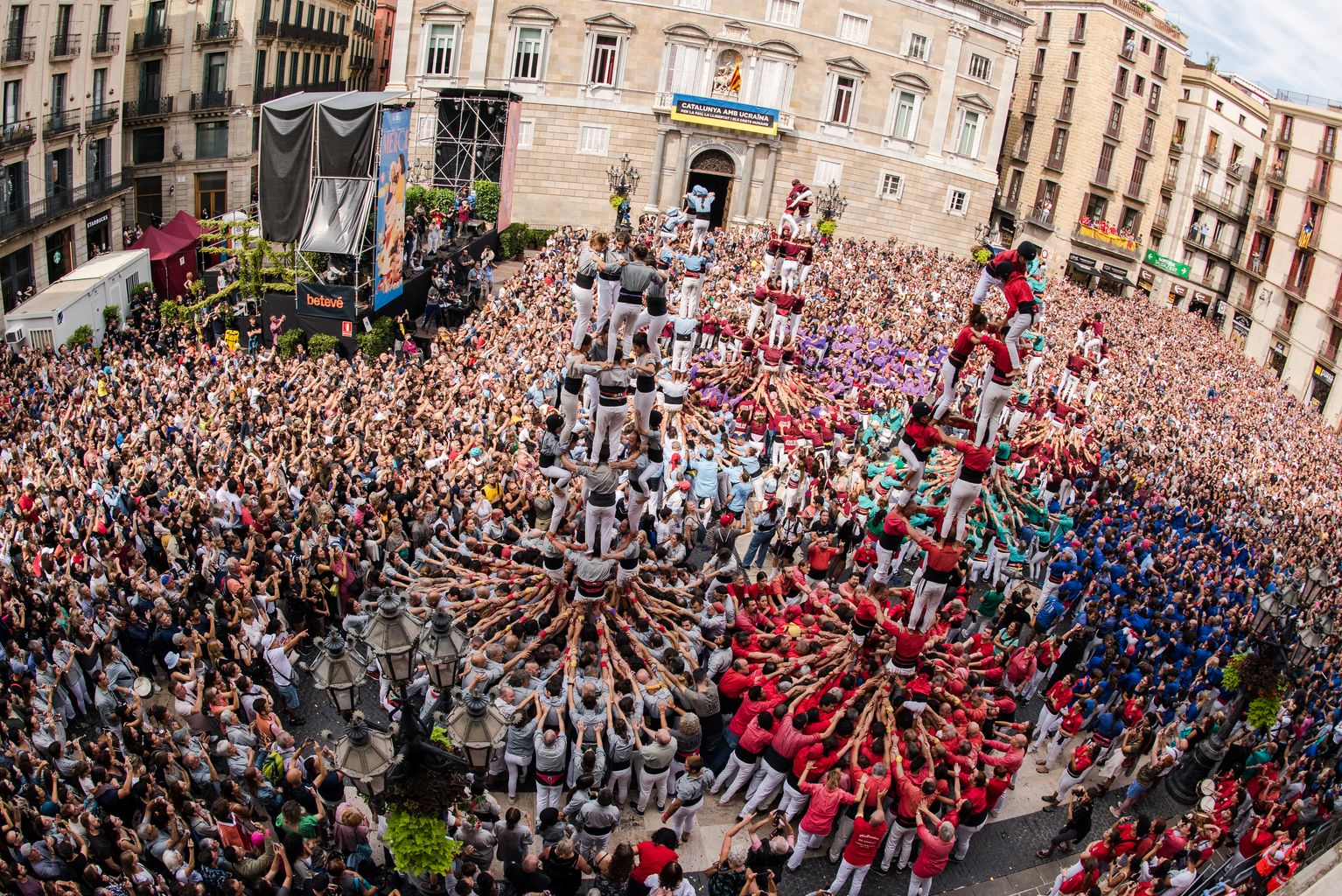 Construcció de diferents castells a la plaça de Sant Jaume a càrrec dels Castellers de Sants, Castellers del Poble Sec, la Colla Castellera Jove de Barcelona, Castellers de Barcelona, Castellers de la Sagrada Família i Castellers de Sarrià, amb motiu de la Diada Castellera de la Mercè