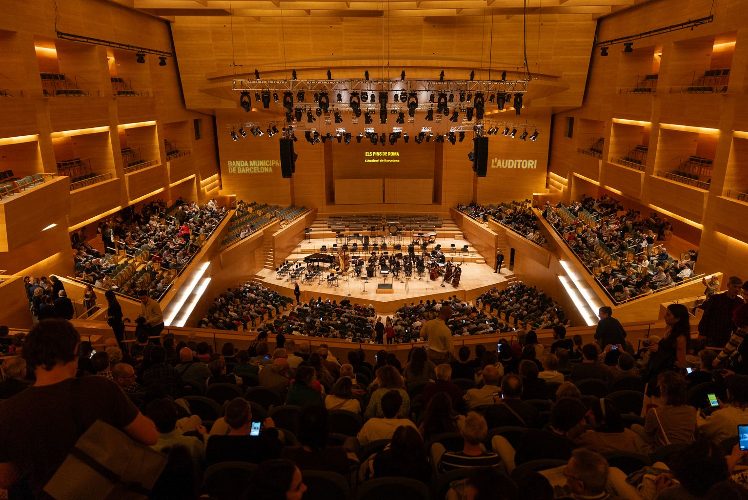 La Sala Pau Casals de L’Auditori antes de empezar el concierto de la Banda Municipal de Barcelona en homenaje a las víctimas de la DANA