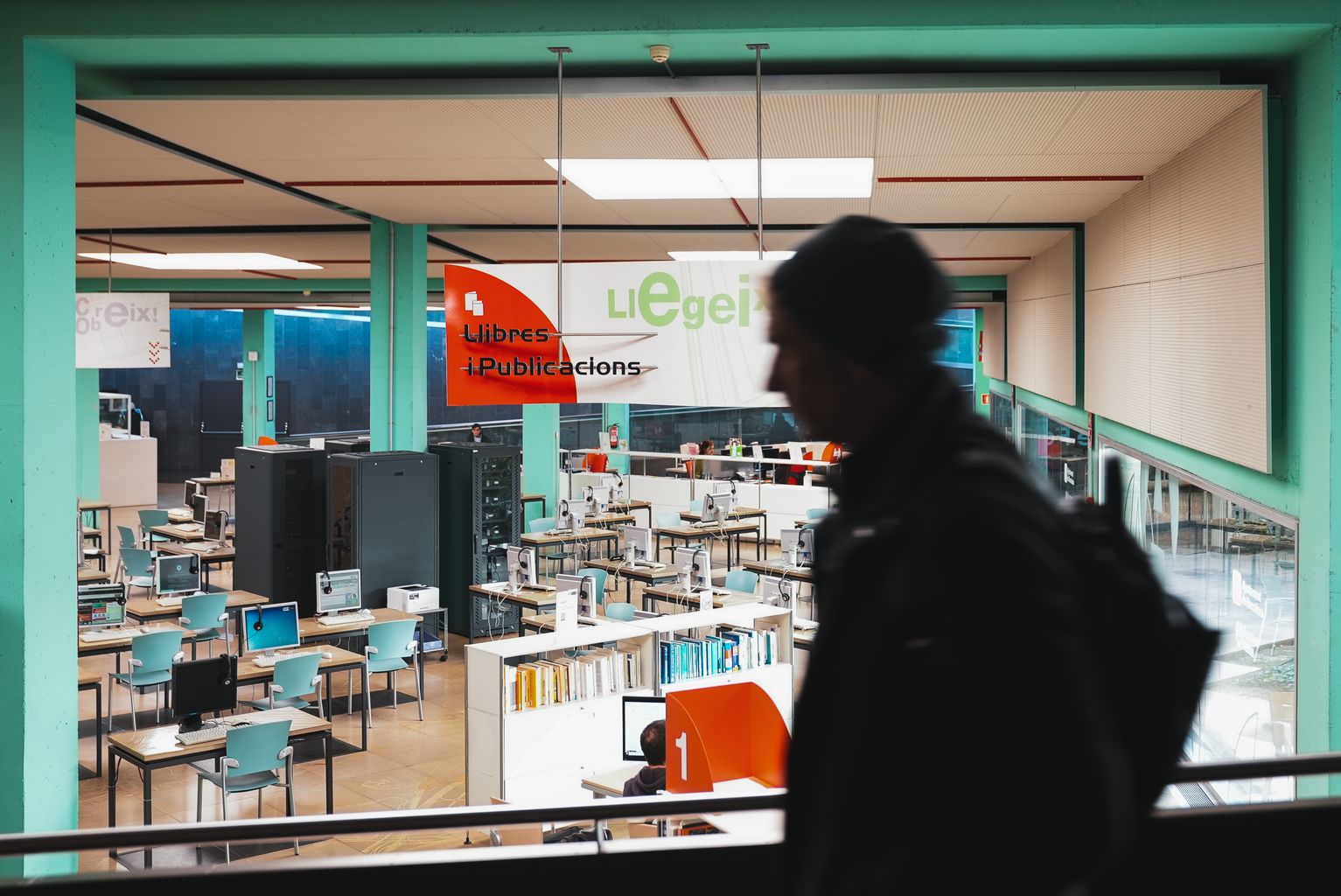 Silueta entrant a la biblioteca de les instal·lacions del Projecte de Vida Professional a Barcelona Activa