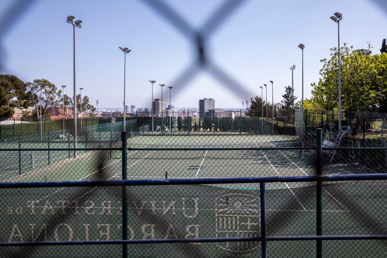 Avinguda Diagonal amb pistes de tennis buides del campus de la Universitat de Barcelona. Districte de les Corts.