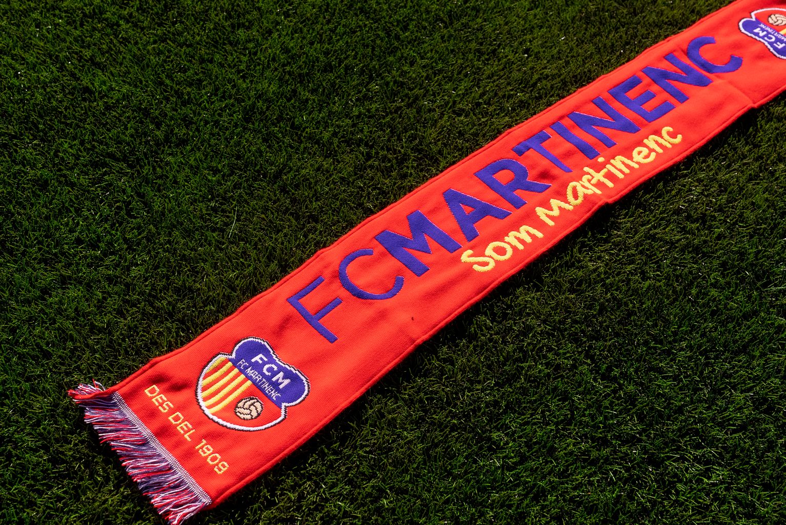 Detall d’una bufanda amb el logotip del Club de Futbol Martinenc.