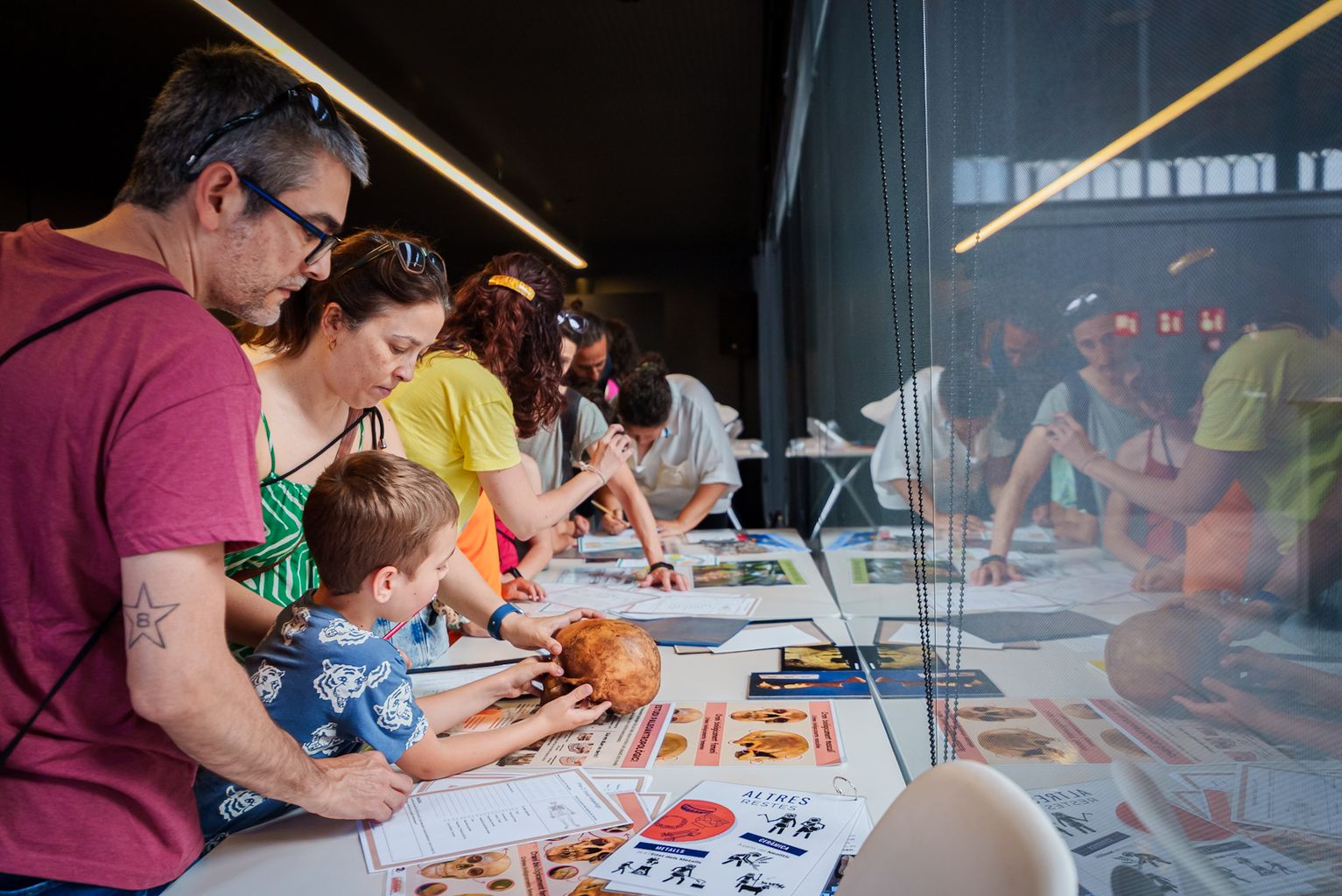 Familias participando en el Taller de arqueología en el día de la Fiesta de la Ciencia